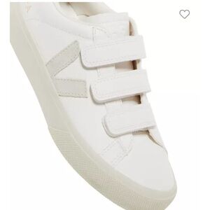 VEJA sneakers Velcro
White with tan/natural
Size 8